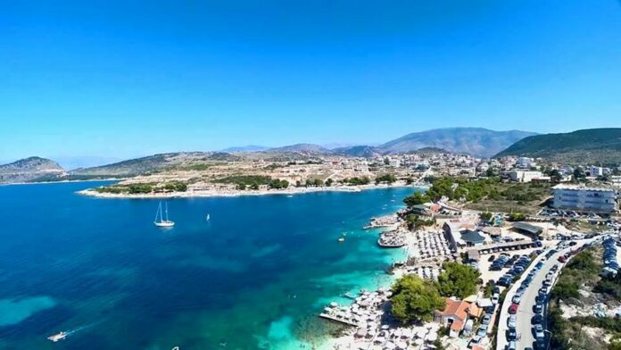 Shezlongë me çmime stratosferike, por pa asnjë standard – si po degradojnë plazhet shqiptare