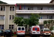 Dhunë mes dy familjeve në Delvinë, një person në kërkim dhe një tjetër nën hetim Dhunë mes dy familjeve në Delvinë, një person në kërkim dhe një tjetër nën hetim Një konflikt mes dy familjeve në qytetin e Delvinës ka përfunduar me dhunë fizike dhe ndërhyrjen e Policisë.