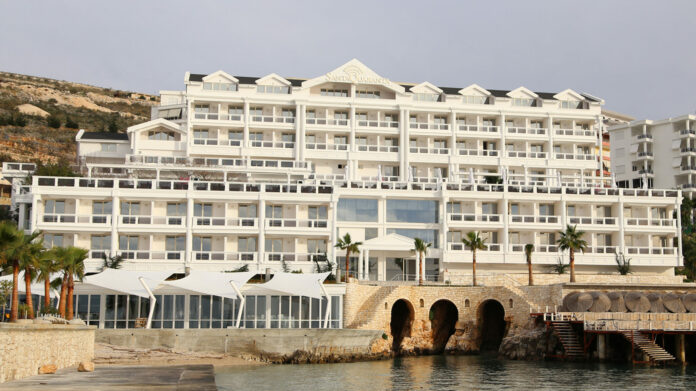 Santa Quaranta Premium Resort kërkon Recepsioniste dhe Barist/e