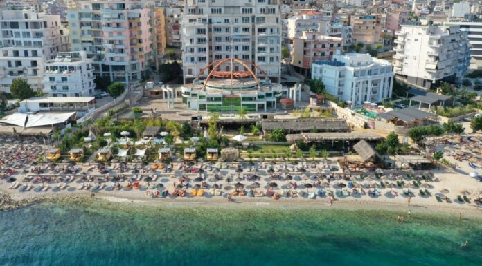 African Beach në Sarandë kërkon Banakier/e dhe Kamarier/e restoranti