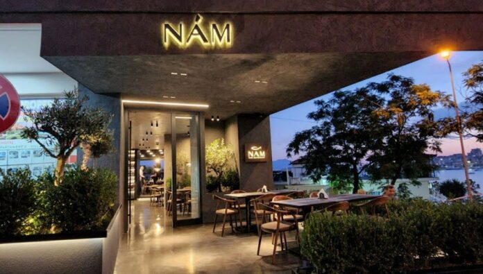 Restorant NAM në Sarandë kërkon Ndihmës Kuzhiniere, Kamariere dhe Sanitare