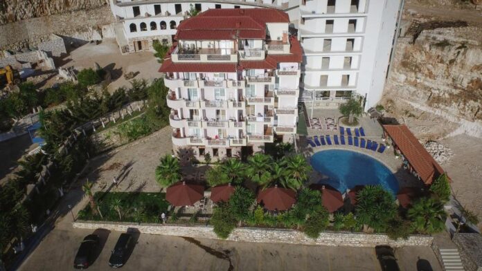 Hotel Panorama në Sarandë kërkon të punësojë