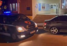 Sarandë / Dy të rinj 20-vjeçarë përfundojnë në prangat e policisë Sarandë | Dy të rinj 20-vjeçarë përfundojnë në prangat e policisë Dy shtetas të moshës 20 vjeç janë arrestuar nga Policia e Sarandë, për vepra të ndryshme penale, bëhet me dije nga burime zyrtare.