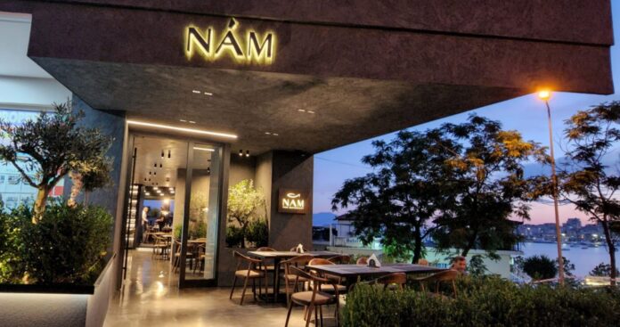 Restorant NAM në Sarandë kërkon Ndihmës Kuzhinier/e, Kamarier/e dhe Sanitare