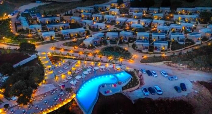 ARAMERAS RESORT në Ksamil kërkon staf për sezonin 2026