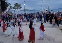 AUTOMJETET RETRO PËRSËRI NË SARANDË, PRITEN ME KONCERT FESTIV – VIDEO