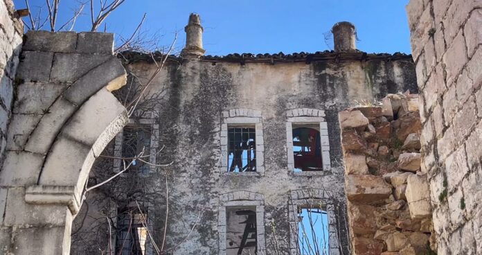 Tanush Çaushi: Shtëpitë historike në Konispol drejt rrënimit