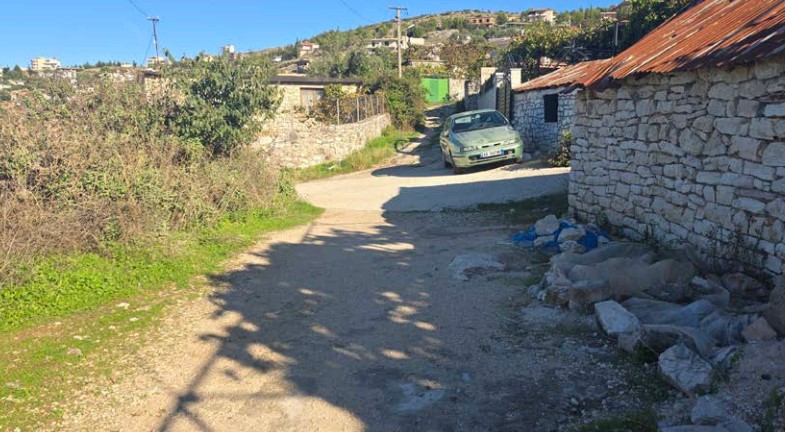 Bashkia Sarandë tender 100 mijë euro për shtrimin e rrugëve në Çukë me beton