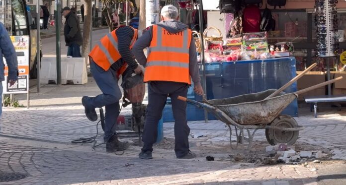 Problemet me rrugët me mozaik në qendër të Sarandës nuk kanë të sosur