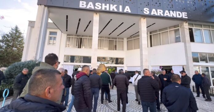 Taksistët e Sarandës protestojnë përsëri në dyert e Bashkisë Sarandë