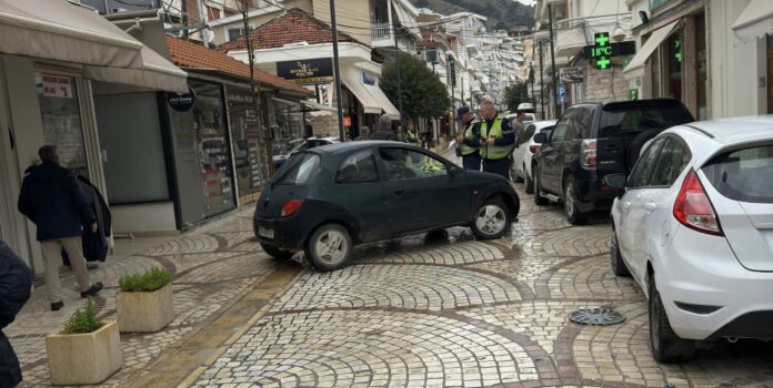 Aksidenti i pazakontë bllokon rrugën Skënderbeu në Sarandë