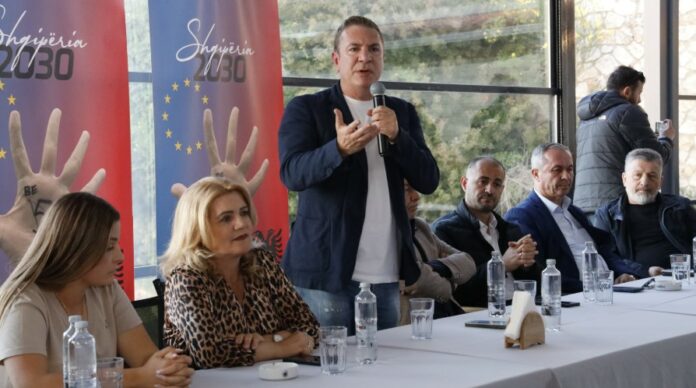 Damian Gjiknuri takim me sipërmarrës në Ksamil: Ju duhet një zë i fortë politik që ju zgjidh problemet