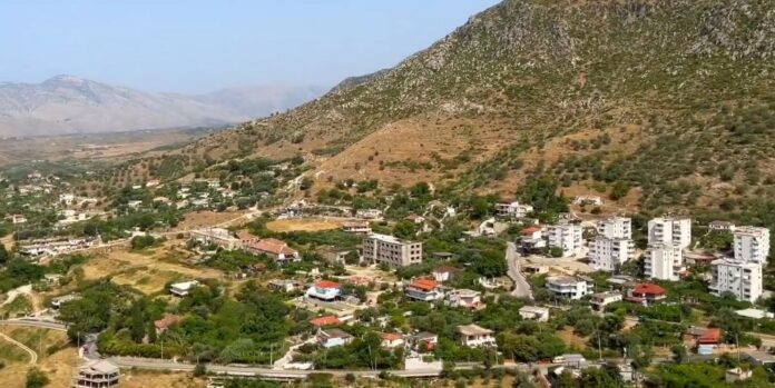 Kërkohet një person për kujdesin dhe mirëmbajtjen e një shtëpie në Delvinë
