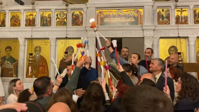 Qindra besimtarë kremtojnë Ringjalljen e Krishtit në Kishën "Shën Harallambi" në Sarandë