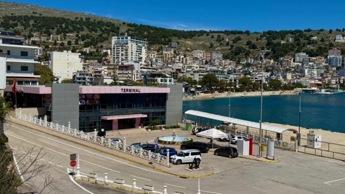TERMINALI PORTI SARANDE PORT SARANDA Biznesi ka ankesa: Erdhën shumë pushues, por koprracë që shpenzojnë më pak Edhe pse Shqipëria ka shënuar një tjetër vit me rritje të numrit të vizitorëve, tabloja reale në terren – veçanërisht në Sarandë – është shumë më komplekse
