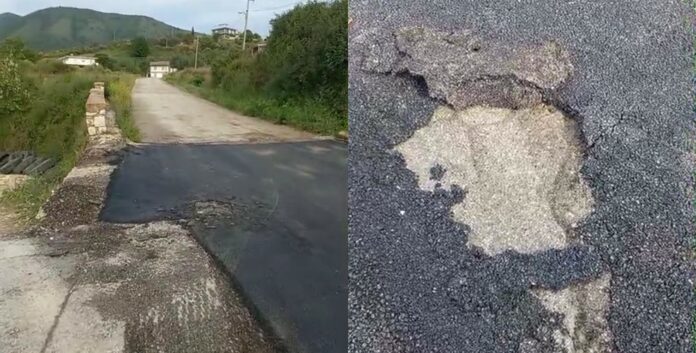 Delvinë: Banorët denoncojnë shtrimin skandaloz të rrugës me asfalt