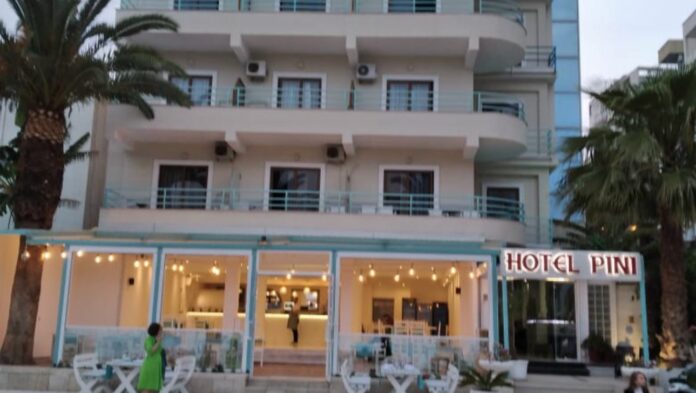 Hotel PINI kërkon Banakier/e, Ndihmës Kamarier/e dhe Sanitare