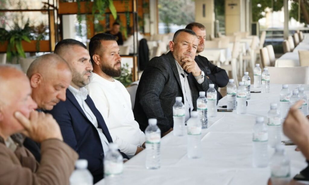 Gjiknuri takon kontributorët e PS në Konispol: Kam nderin t'ju përfaqësoj