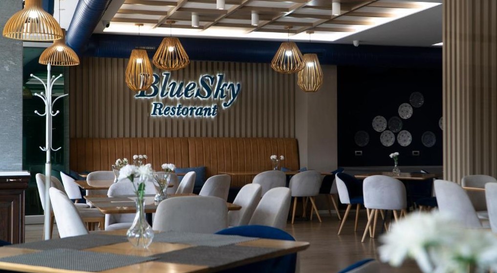 Blue Sky Restaurant kërkon Ndihmës Kuzhinier/e dhe Kamarier/e