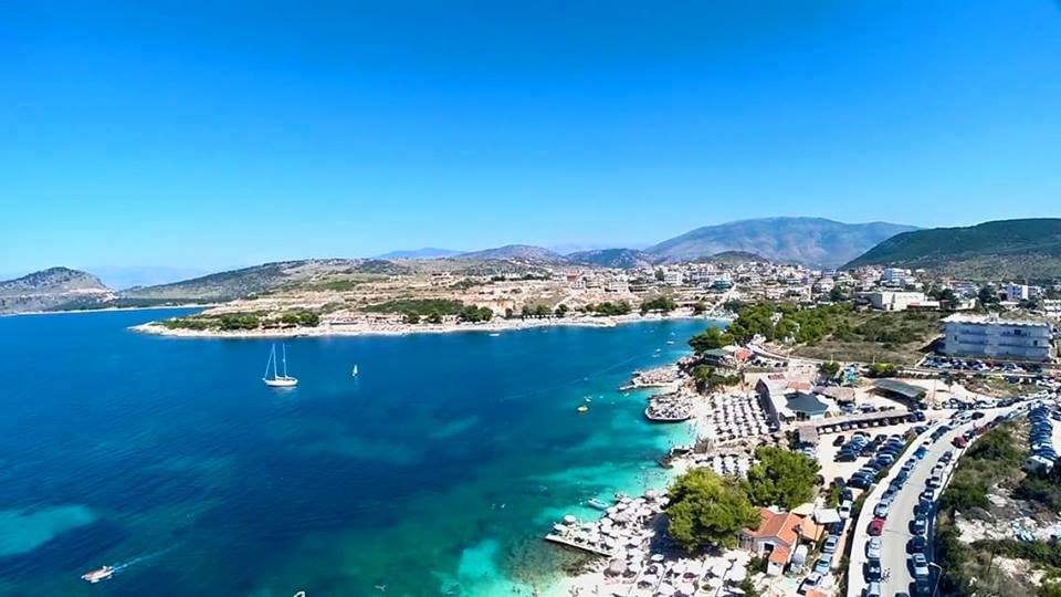 Shezlongë me çmime stratosferike, por pa asnjë standard – si po degradojnë plazhet shqiptare