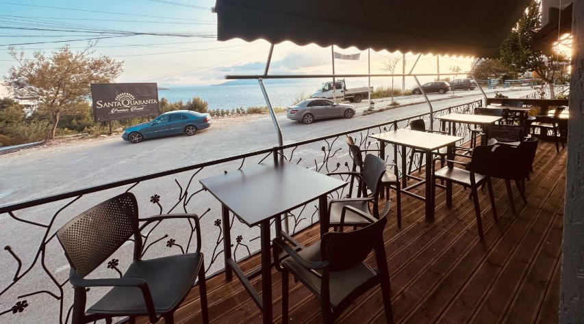 San Bar & Grill kërkon punonjës për pozicionet: Kamarier/e dhe Ndihmës Kamarier/e.