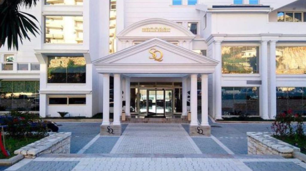 Santa Quaranta Premium Resort kërkon Recepsioniste dhe Barist/e