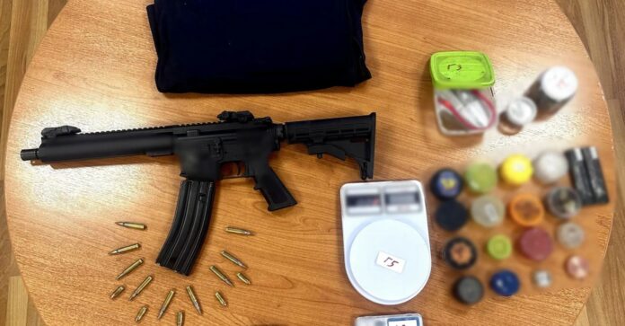 Armë, antiplumb dhe targa false, arrestohet një 32-vjeçar nga Saranda - EMRI