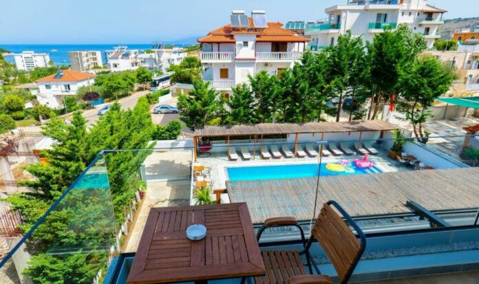 Hotel Restorant 6 Milje kërkon Ndihmës Kuzhinier/e, Pjatalarëse dhe Sallatier/e