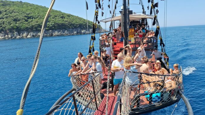 Anija Pegasus kërkon 2 punonjëse për pritje klientësh, shitje biletash dhe marketing