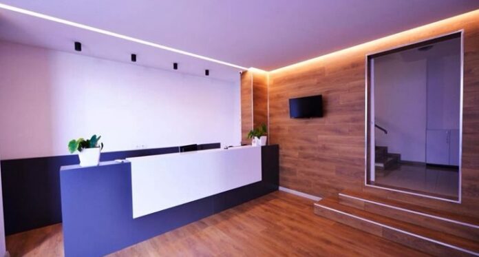 ApartHotel Miramare në Sarandë kërkon të punësojë një recepsioniste