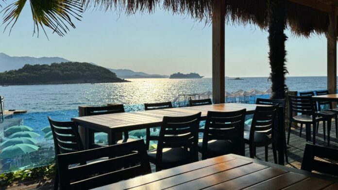 Beach Bar CIAO në Ksamil kërkon Banakiere dhe Kamariere. Ofrohet akomodim