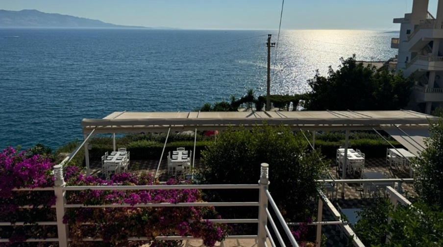 Seaview Restaurant në Sarandë kërkon kamariere me eksperiencë