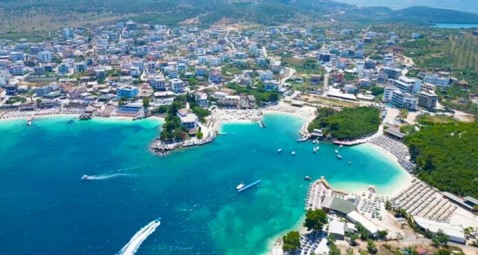 Sherr për Plazhet në Ksamil – 25-vjeçari bllokon pushuesit në “plazhin privat”