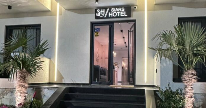 Hotel SIARS në Ksamil kërkon Recepsionist/e dhe Sanitare. Ofrohet Akomodim