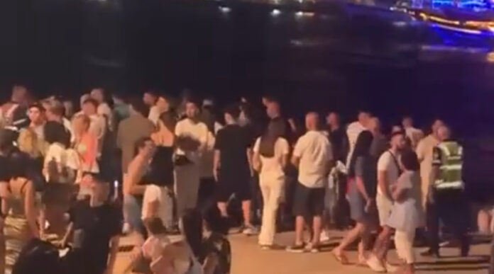 Spektakël ndjekjeje në qytet: Hidhet në det për t’i shpëtuar policisë, por arrestohet nga kufitarët me skaf Spektakël ndjekjeje në qytet: Hidhet në det për t’i shpëtuar policisë, por arrestohet nga kufitarët me skaf