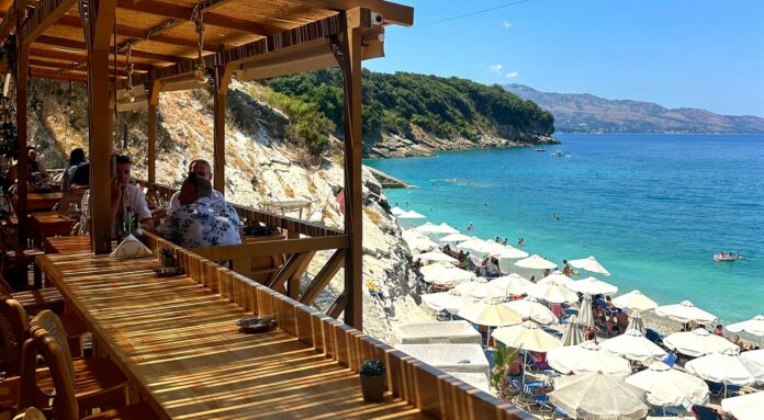 Pulbardha Bay në Ksamil kërkon Zgarist dhe Tiganist. Ofrohet akomodim