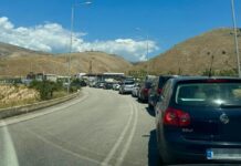 Radhë të gjata në Qafë Botë pas arrestimit të 14 doganierëve grekë Radhë të gjata në Qafë Botë pas arrestimit të 14 doganierëve grekë në Mavromati