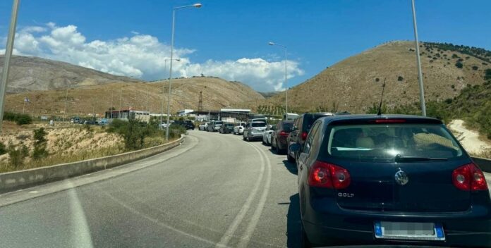 Radhë të gjata në Qafë Botë pas arrestimit të 14 doganierëve grekë në Mavromati