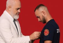 Ahmet Beqo, zjarrfikësi i Konispolit, nderohet me medalje ari për guximin në betejën me flakët Ahmet Beqo, zjarrfikësi i Konispolit, nderohet me medalje ari për guximin në betejën me flakët