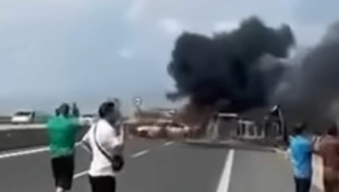 Automjeti merr flakë pas goditjes nga kamioni, humbin jetën 3 shqiptarë