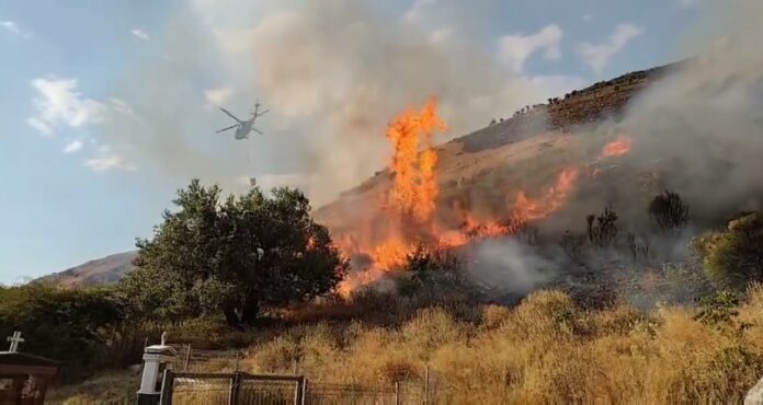 Betejë me flakët në Dhivër, Shën Ndre dhe Cerkovicë të Bashkisë Finiq – evakuohen banorët, në ndihmë edhe një helikopter