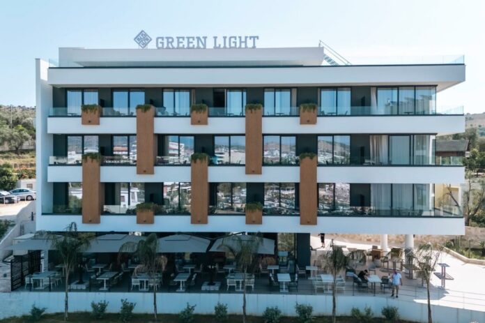 Hotel “Green Light” në Ksamil kërkon Recepsionist për Turnin e Tretë