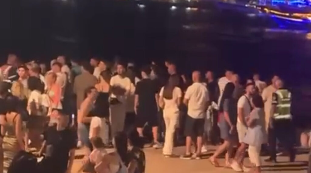 Spektakël ndjekjeje në qytet: Hidhet në det për t’i shpëtuar policisë, por arrestohet nga kufitarët me skaf Spektakël ndjekjeje në qytet: Hidhet në det për t’i shpëtuar policisë, por arrestohet nga kufitarët me skaf 