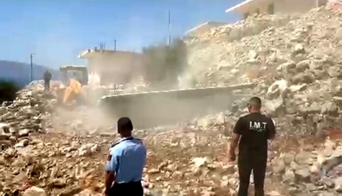 IMT dhe Policia Bashkiake Sarandë shembin 2 ndërtime pa leje pranë Teqesë