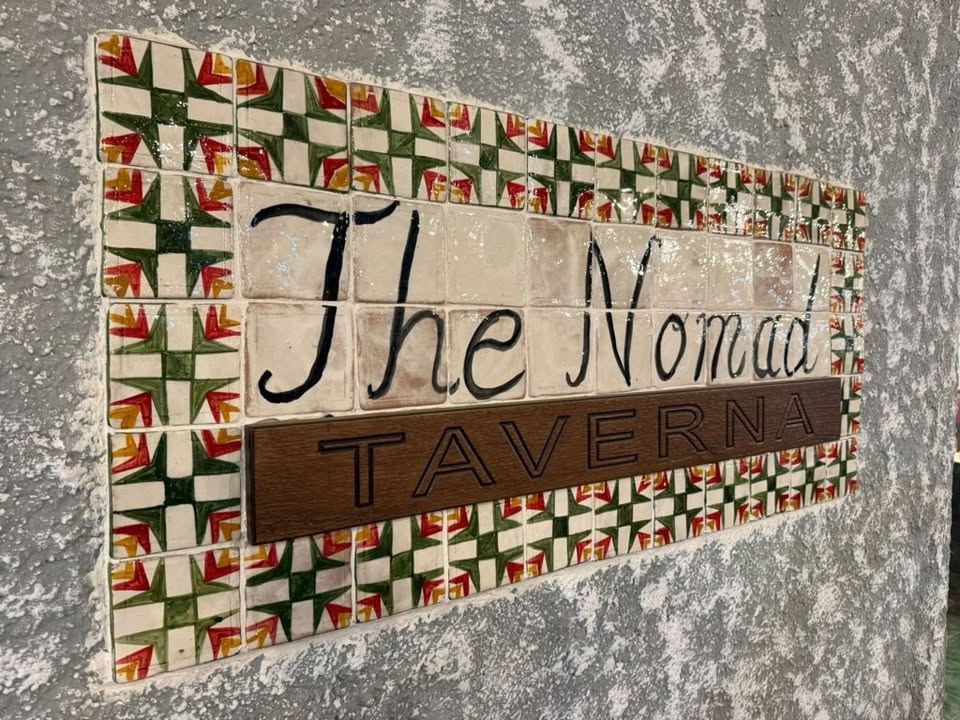 "The Nomad" Taverna kërkon Ndihmës kuzhinier/e dhe Kamarier/e. Punësim vjetor