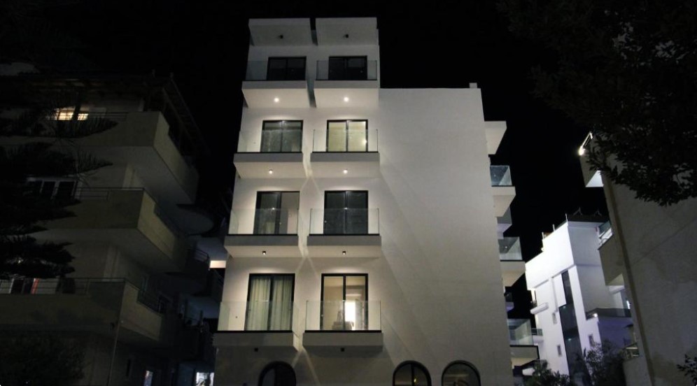 Villa OSCAR në Ksamil kërkon Sanitare