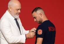Besnik Hasani, zjarrfikësi i Delvinës, nderohet me medalje ari për guximin në betejën me flakët Besnik Hasani, zjarrfikësi i Delvinës, nderohet nga Kryeministri Edi Rama me medalje ari për guximin në betejën me flakët