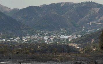 Flakรซt qรซ pรซrvรซluan vendin: Delvina, Finiqi dhe Konispoli llogarisin dรซmet Delvina u dogj pasi zjarrfikรซset e ushtrisรซ mbetรซn pa ujรซ, banorรซt kรซrkojnรซ dรซmshpรซrblim