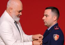 Nënkomisar Eridion Lame nderohet me “Medaljen e Argjendit” për betejën me zjarret në Delvinë Nënkomisar Eridion Lame nderohet me “Medaljen e Argjendit” për Vlerësim Profesional në Delvinë