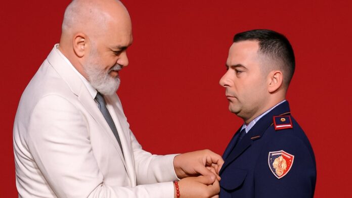 Nënkomisar Eridion Lame nderohet me “Medaljen e Argjendit” për Vlerësim Profesional në Delvinë